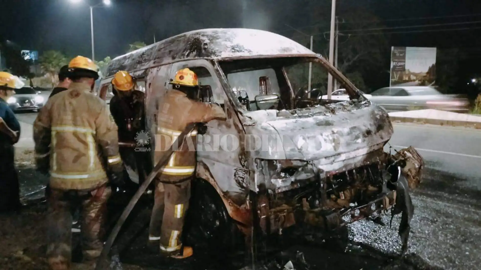 bomberos sofocando incendio